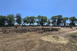 Fundamente und Aufstellung von Tanks für den Brandschutz in einer Photovoltaikanlage in der Nähe von Dobrich