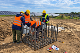 Errichtung von Fundamenten für die Blitzschutzanlage eines Photovoltaikkraftwerks in der Nähe von Dobrich